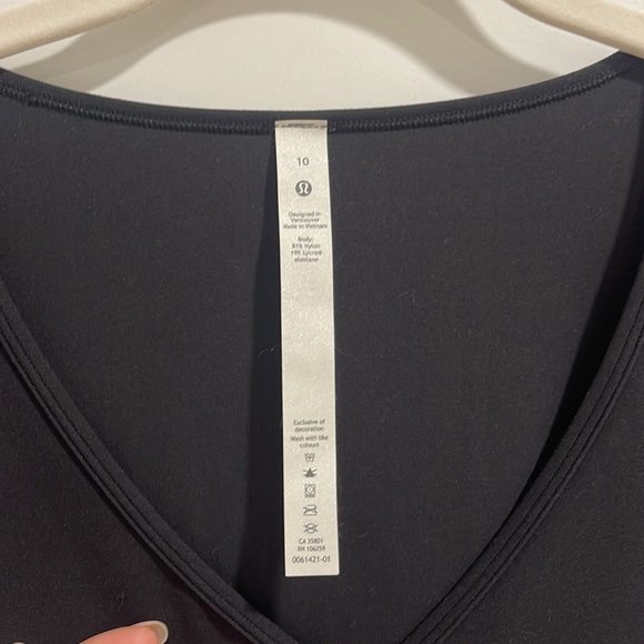 Lululemon crop top black classic right size 10 - Picture 3 of 6